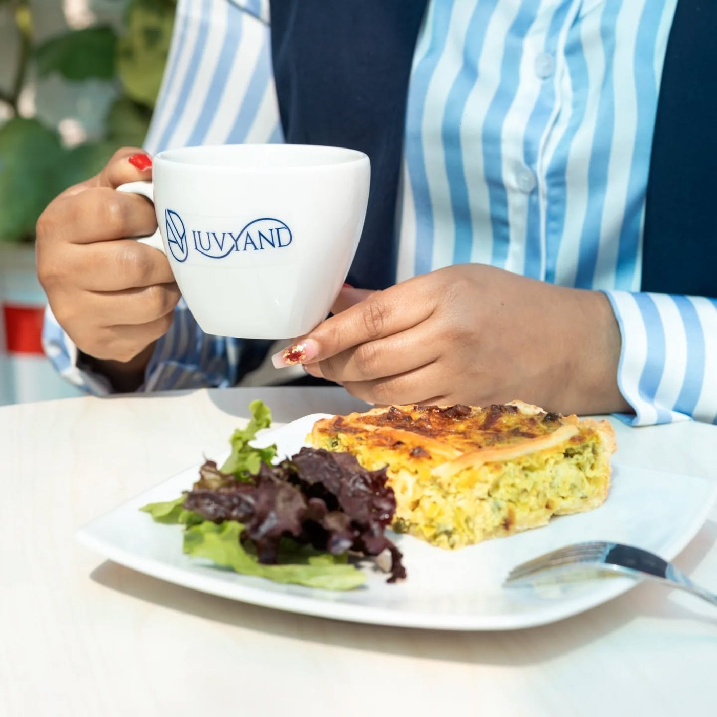 Quiches de la casa con ensalada y bebida caliente