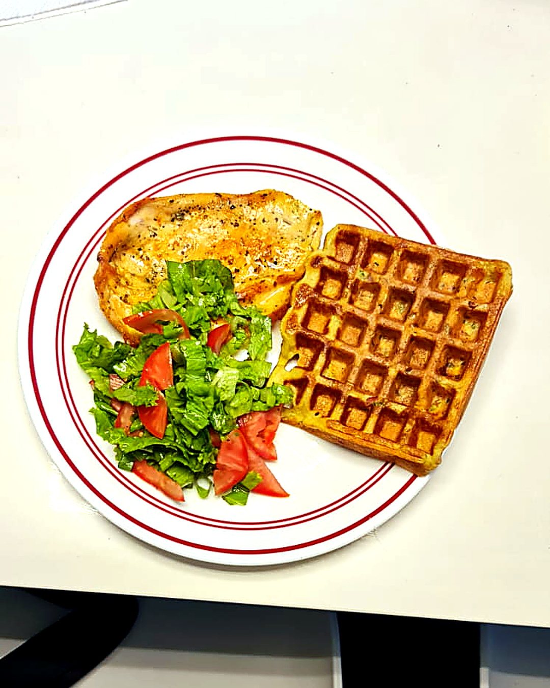 Waffle de zapallito italiano con pollo BBQ y ensalada fresca