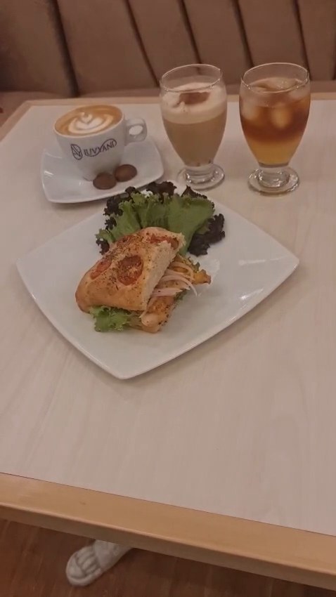 Focaccia con pollo a las finas hierbas y bebidas Luvyand